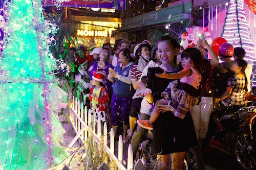 Tưng bừng xóm đạo trong đêm Noel ảnh 5